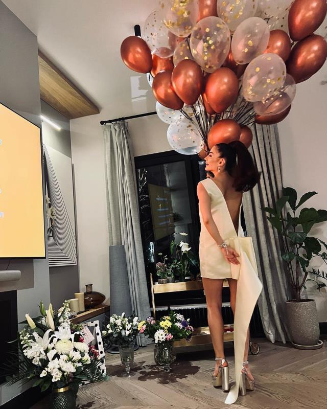 Demet'in doğum günü şıklığı! Önden sade olan elbisenin bir de arkasını görün
