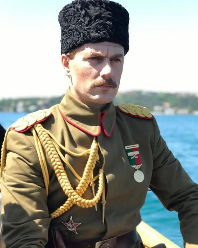 Pera Palas'ta Gece Yarısı dizisinde Atatürk'ü canlandıran oyuncu Hakan Dinçkol çıktı