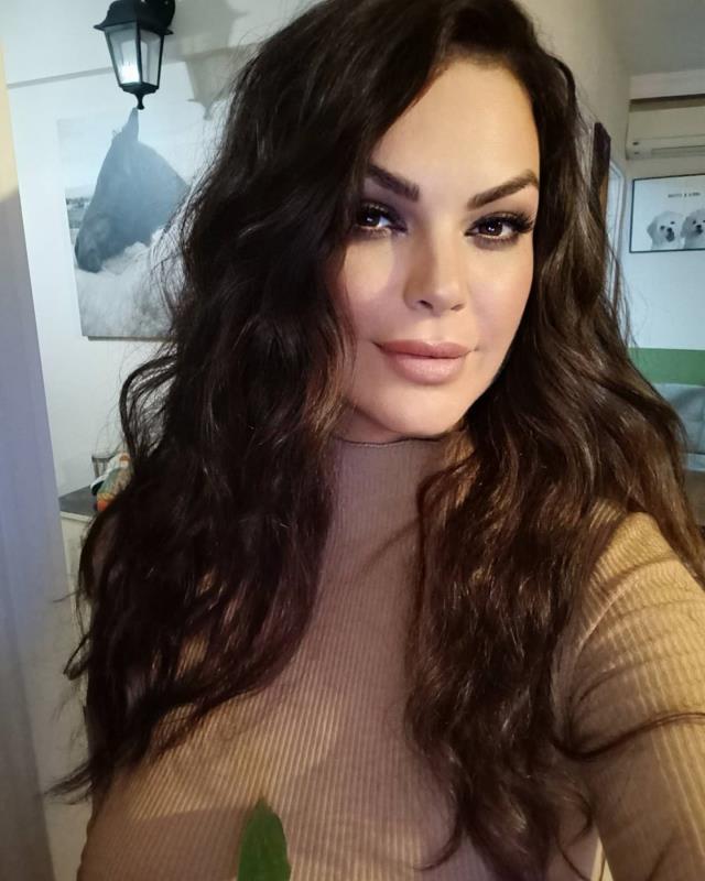 Sahnede dans ederken eteği açılan Nez'in iç çamaşırı gözüktü