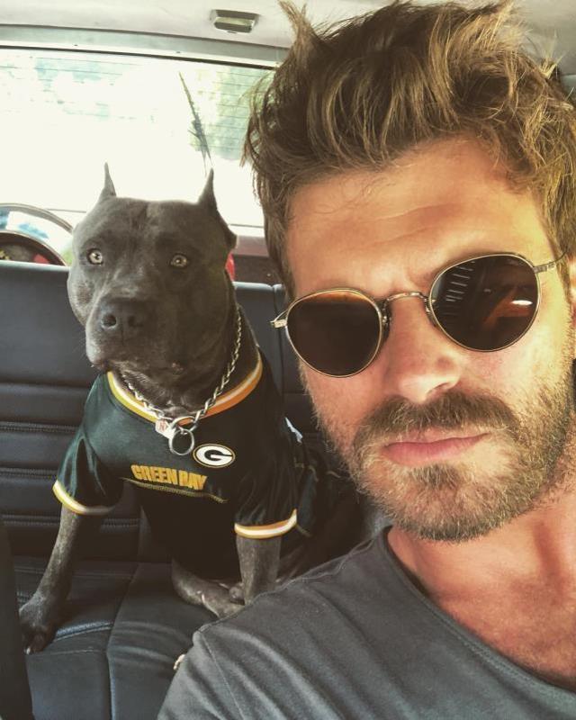 Kıvanç Tatlıtuğ'un gözlüğü 25 bin liraya satıldı, geliri sokak hayvanlarına bağışlandı