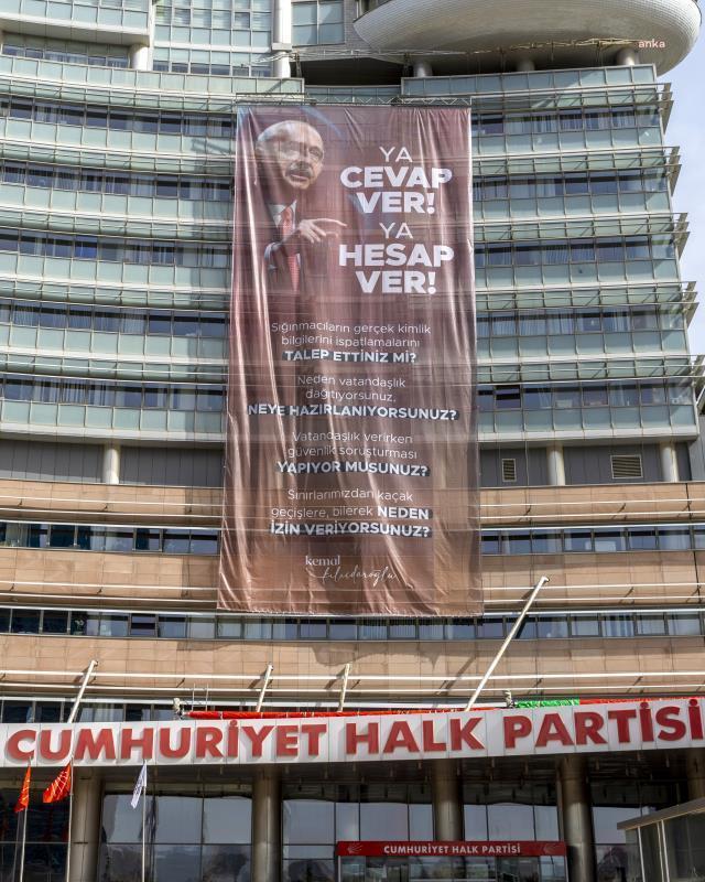 Kemal Kılıçdaroğlu'nun hükümete yönelttiği 4 sorunun yer aldığı afiş, CHP Genel Merkezine asıldı