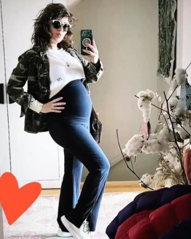 5 aylık hamile Demet Evgar, karnı burnunda pozlarını paylaştı