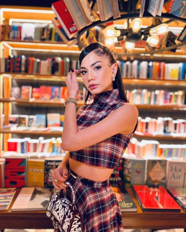 Demet Özdemir, cesur göğüs ve göbek dekolteli pozunu paylaştı