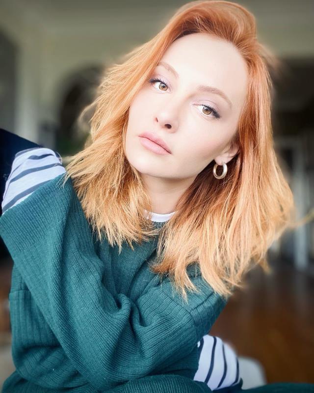 Güzel oyuncu Başak Gümülcinelioğlu, derin sırt dekolteli pozuyla hayranlarından tam not aldı