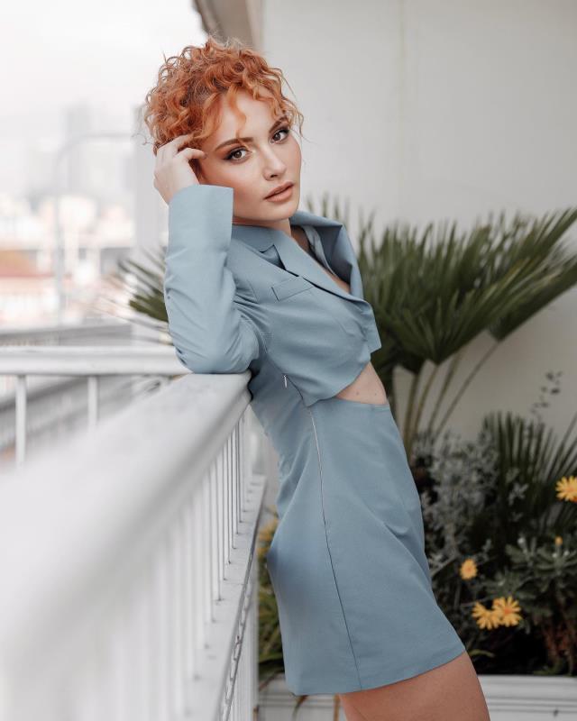 Güzel oyuncu Başak Gümülcinelioğlu, derin sırt dekolteli pozuyla hayranlarından tam not aldı