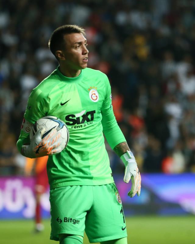 Galatasaray'ı ipten aldı! Fernando Muslera yıllar sonra bir ilke imza attı