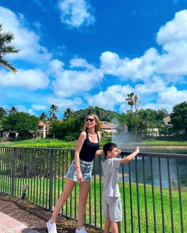 Miami'ye taşınan 41'lik Petek Dinçöz, süper mini elbiseli pozunu paylaştı