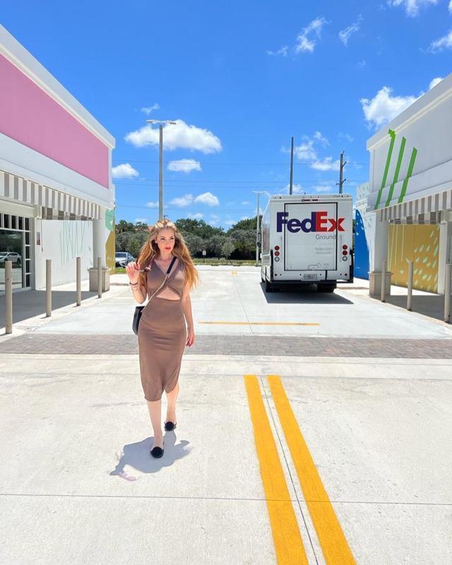 Miami'ye taşınan 41'lik Petek Dinçöz, süper mini elbiseli pozunu paylaştı