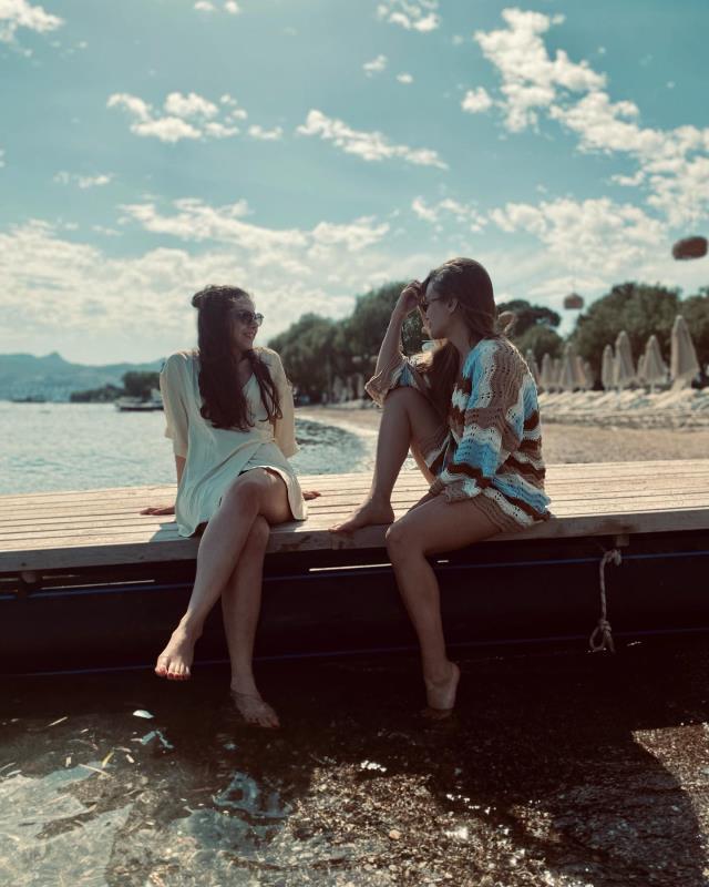 Damla Sönmez mayolu pozlarını paylaştı, ilk yorum rol arkadaşı Murat Yıldırım'dan geldi