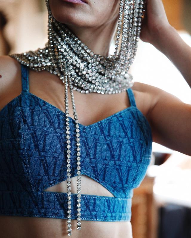 Kıyafet tercihiyle konuşulan Serenay Sarıkaya'nın saç aksesuarı görenleri hayrete düşürdü