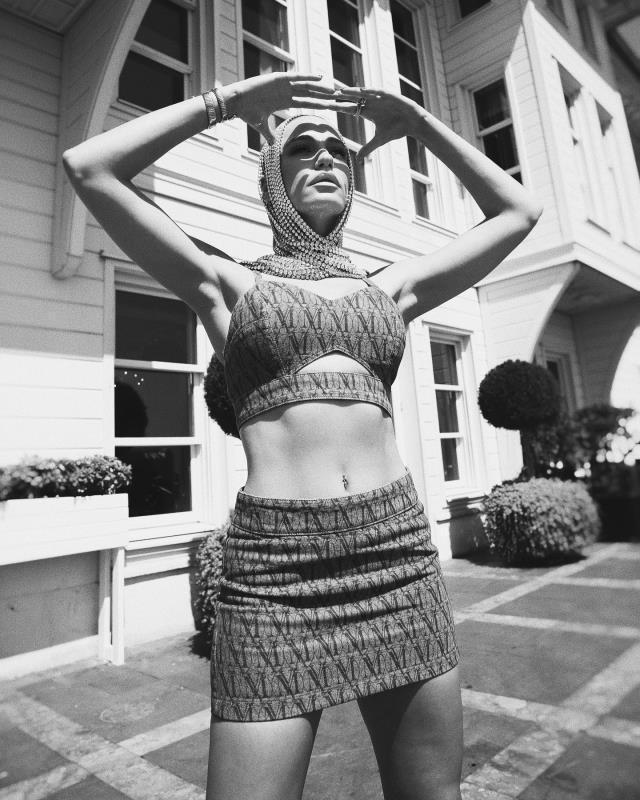 Kıyafet tercihiyle konuşulan Serenay Sarıkaya'nın saç aksesuarı görenleri hayrete düşürdü