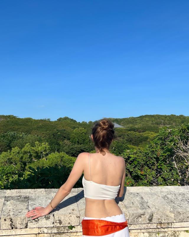 Bali'de tatil yapan Melis Sezen, dekolteli kıyafetleriyle art arda pozlar verdi