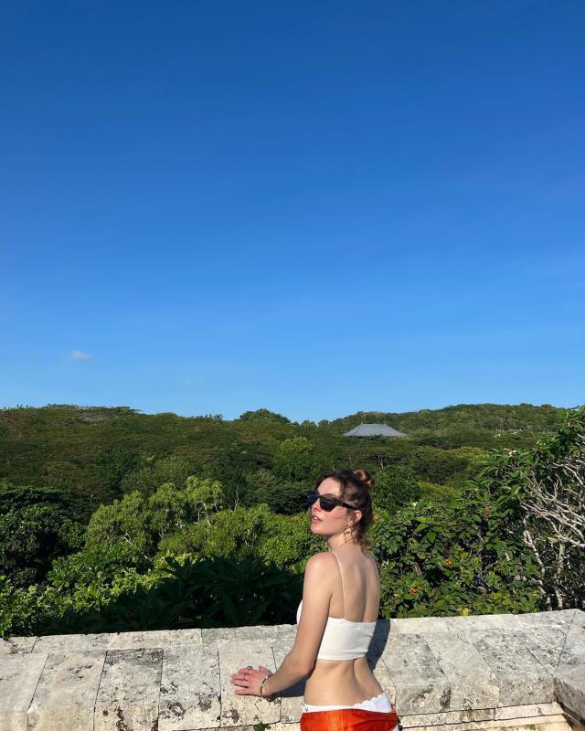 Bali'de tatil yapan Melis Sezen, dekolteli kıyafetleriyle art arda pozlar verdi