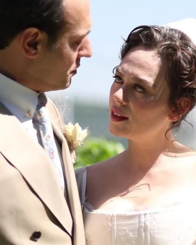 Nikahtan 2 ay sonra düğün yapan hamile Demet Evgar, bekar kadınlara mesir macunu dağıttı