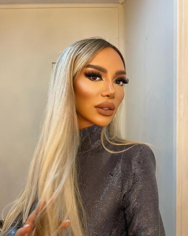 Oryantal Didem Kınalı, sokak ortasında kıyafetlerini sattı