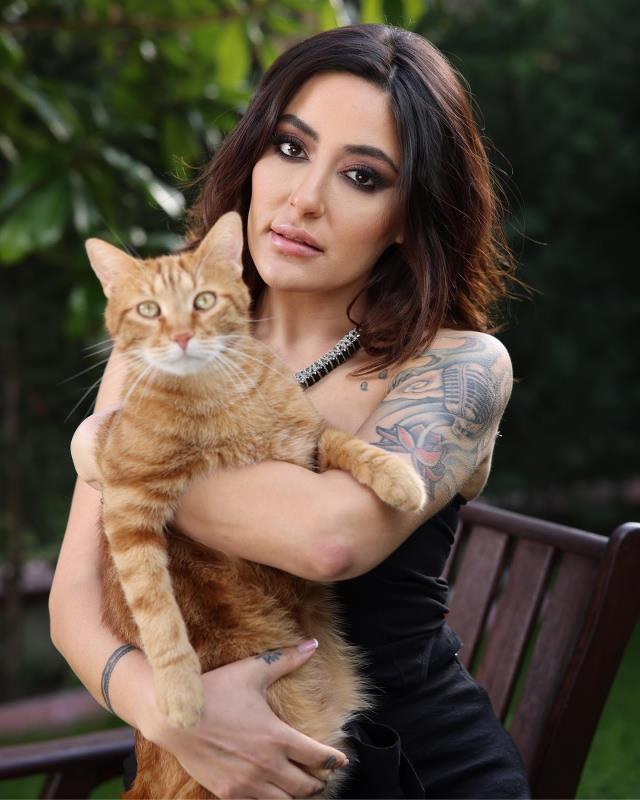 Isparta'daki konseri iptal edilen Melek Mosso sessizliğini bozdu: Ahlakımı sorgulamak birkaç kendini bilmeze kalmadı