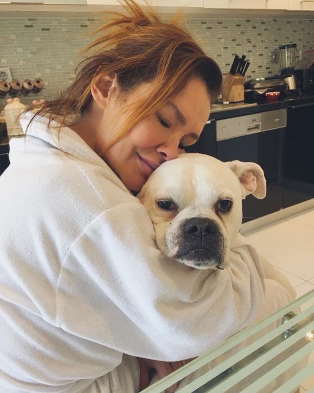 14 yıldır baktığı köpeğinin durumunun iyi olmadığını öğrenen Deniz Seki, ödül töreninde ağladı