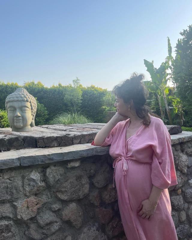 7,5 aylık hamile Demet Evgar, karnı burnunda pozlarını paylaştı