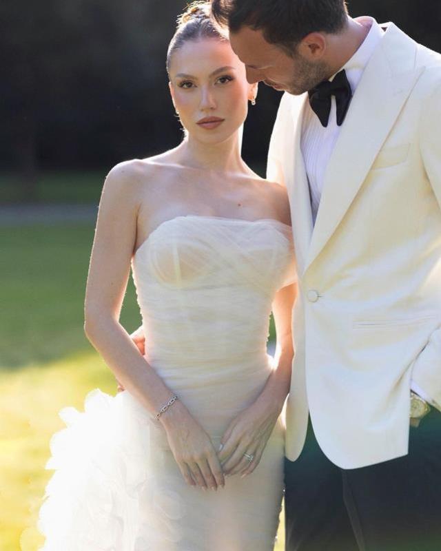 Düğün yemeği veren fenomen Duygu Özaslan, gelinliği altına 17 bin TL'lik ayakkabı giydi