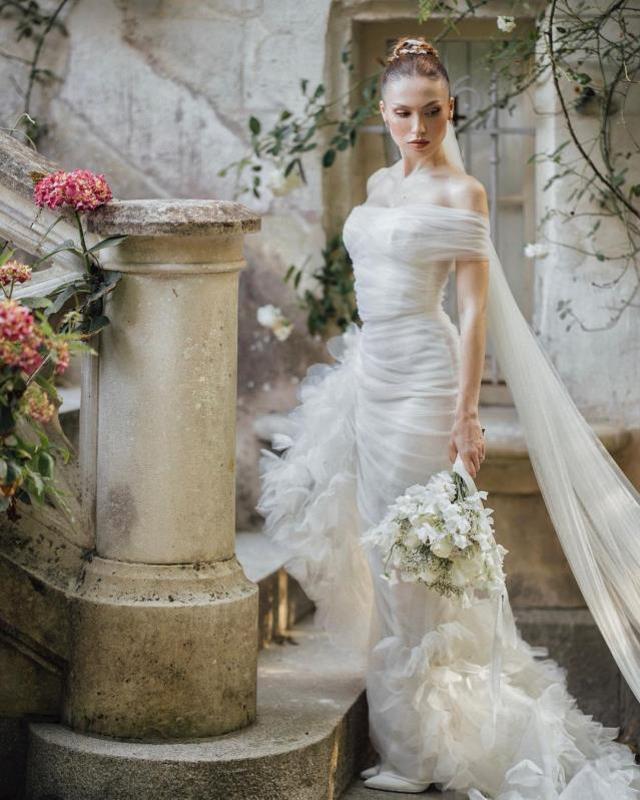 Düğün yemeği veren fenomen Duygu Özaslan, gelinliği altına 17 bin TL'lik ayakkabı giydi