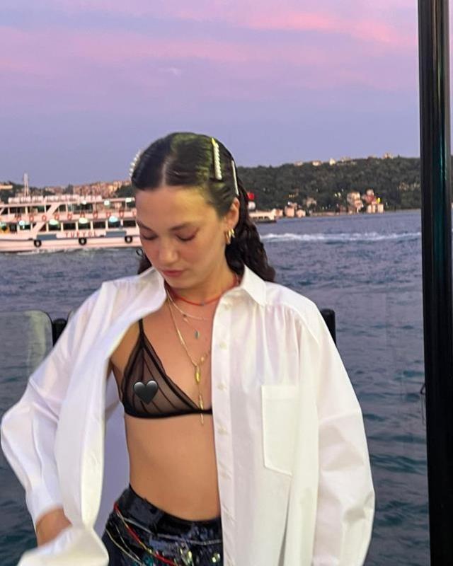 Oyuncu Melisa Şenolsun'dan ilginç sansür! Göğüs ucunu emojiyle kapattı