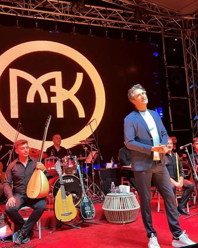 Konserinde canlı müzik yapması engellenen Mahsun Kırmızıgül, şarkılarını canlı okudu