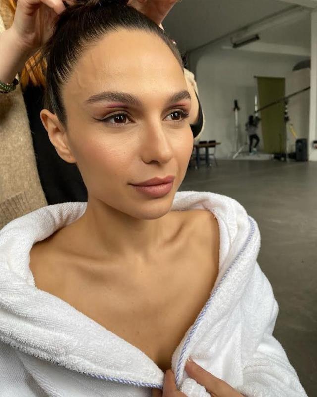 Oyuncu Selin Yeninci, bikinisiyle ATV üzerinde sere serpe poz verdi