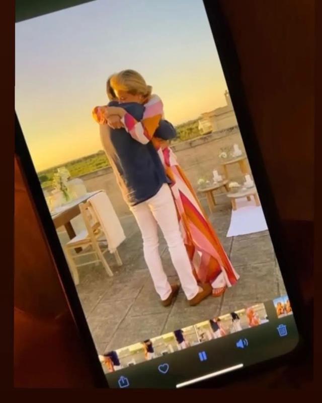 Burcu Esmersoy ve Nazım Akmandil'in düğünü otel yoğunluğundan dolayı ertelendi