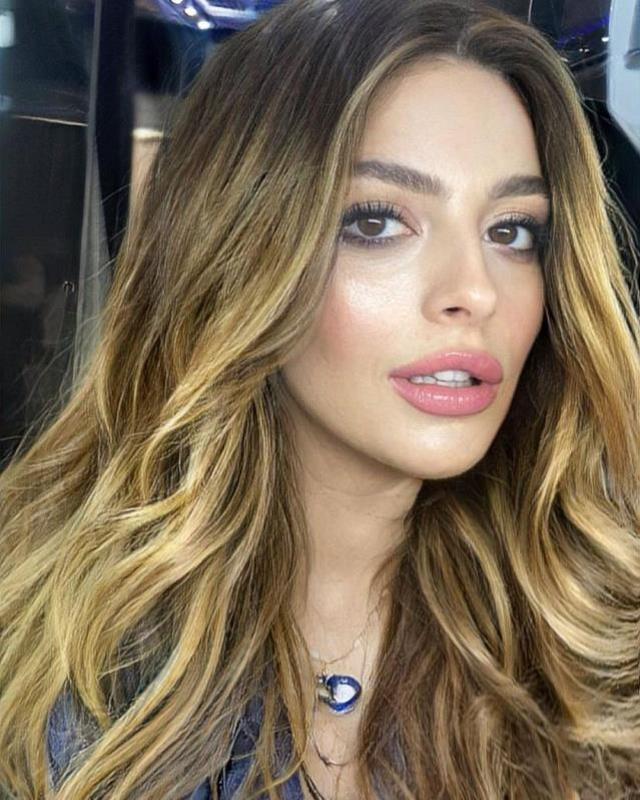 Oyuncu Melis Sezen, renkli bikinisiyle şezlongda sere serpe poz verdi