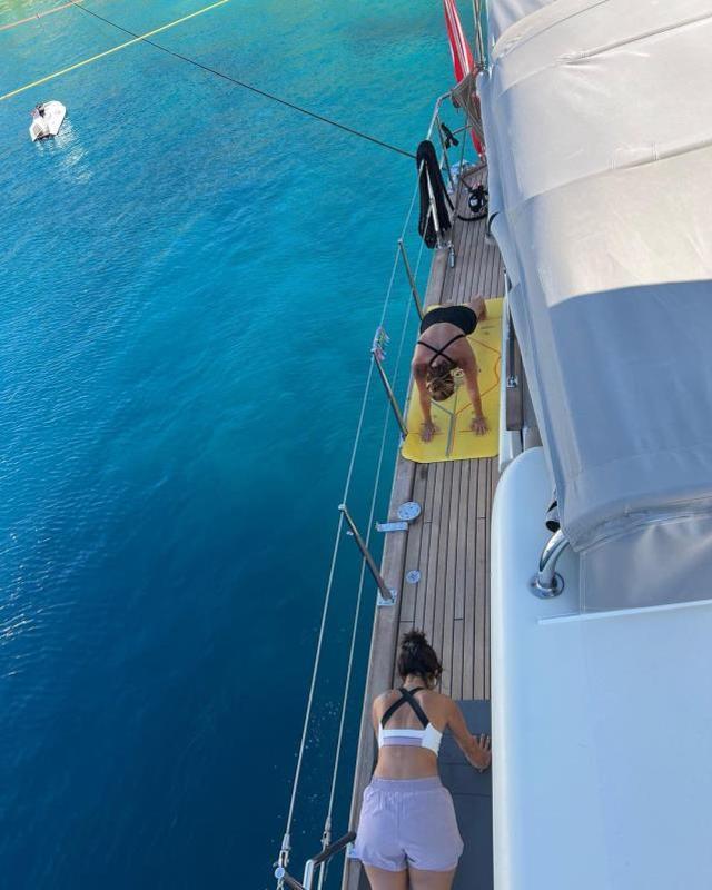 47 yaşındaki Pınar Altuğ, teknede amuda kalkarak poz verdi