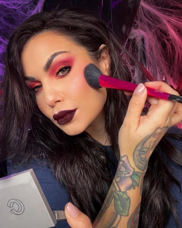 Makyaj yaparken işlenmiş cinayetleri anlatan YouTuber Sarian, 6 milyon takipçiyi aştı