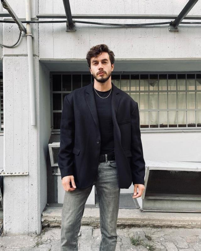 Barış Akarsu filminin başrolü İsmail Ege Şaşmaz, şarkıcıya benzerliğiyle ağızları açık bıraktı