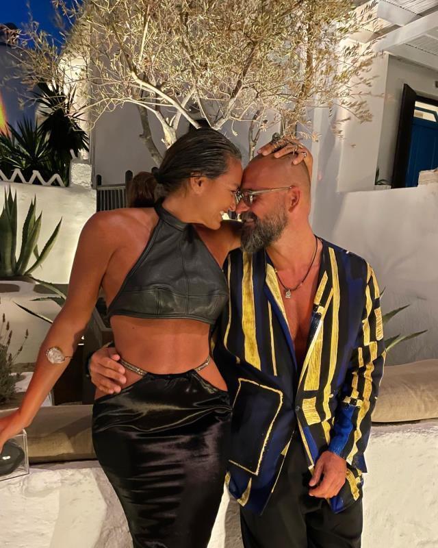 Eda Taşpınar, tanga bikinisiyle sevgilisinin sırtına atlayarak poz verdi