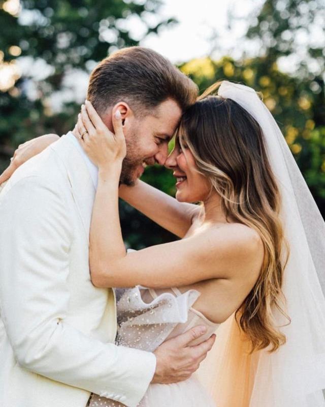 Güzel oyuncu Ege Kökenli, 7 yıllık sevgilisiyle evlendi