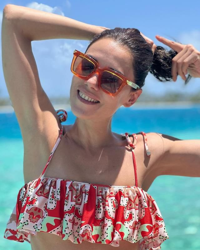 Bikinili fotoğrafını paylaşan 41 yaşındaki Cansu Dere, fiziğiyle göz kamaştırıyor