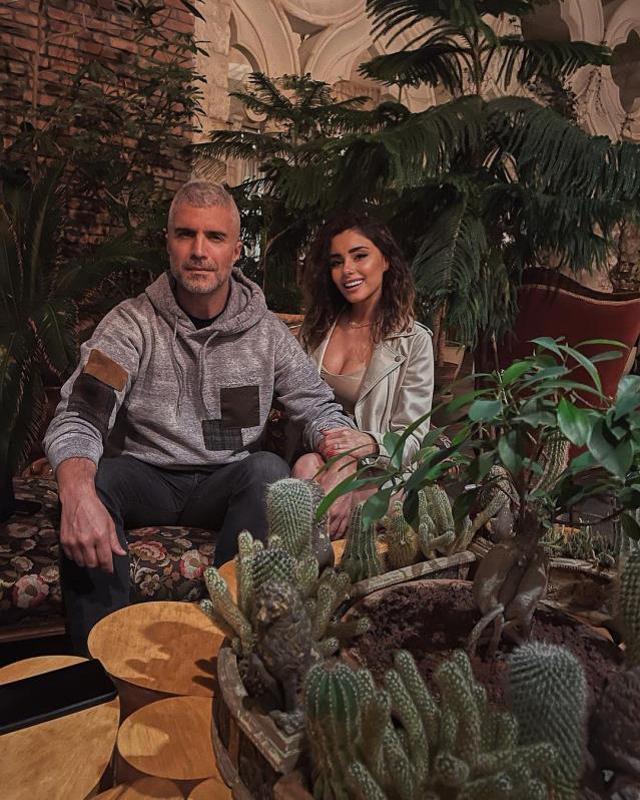 Özcan Deniz'in 22 yaş küçük sevgilisine yaptırdığı masal temalı doğum günü pastası alay konusu oldu