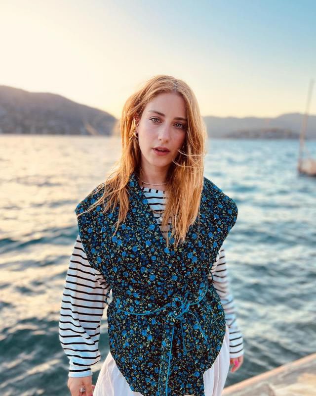 1 yıldır saçlarını sarı renkte kullanan Hazal Kaya, eski imajına döndü