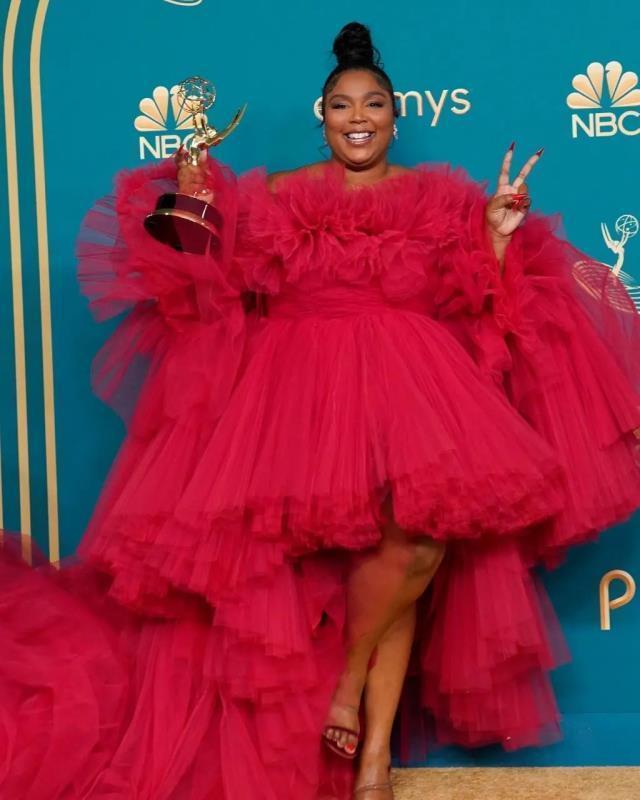 74'üncü Emmy Ödül Töreni'nde şıklık yarışı! Ünlü isimler, kırmızı halıda adeta şov yaptı