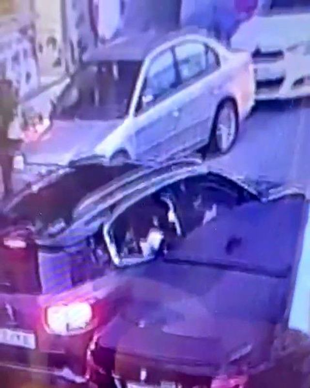 Lüks araçtan 400 bin TL hırsızlık saniye saniye görüntülendi