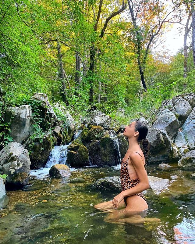 Ünlü oyuncu Gülcan Arslan'dan yılan pozu! Leoparlı bikinisiyle derede uzandı