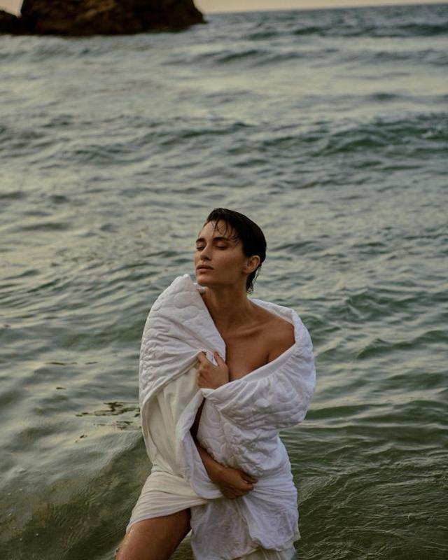 Güzel oyuncu Hande Doğandemir, yorgana sarılarak denizin içinde poz verdi