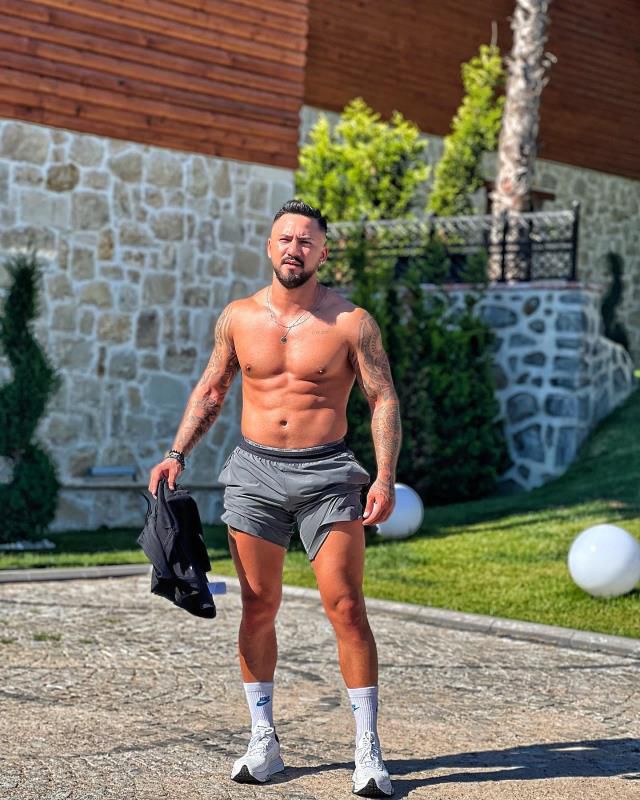 Gökhan Çıra'dan takipçisinin 'Ayağınla bana basmanı istiyorum' fantazisine cevap: Bu arkadaş kafayı yemiş