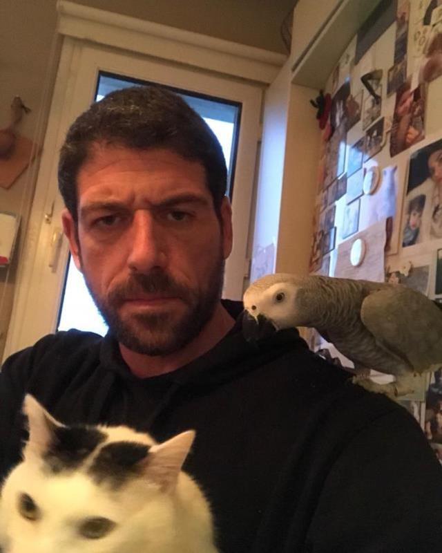 Oyuncu Cemal Hünal, aracıyla motosikletli sürücüye çarptı