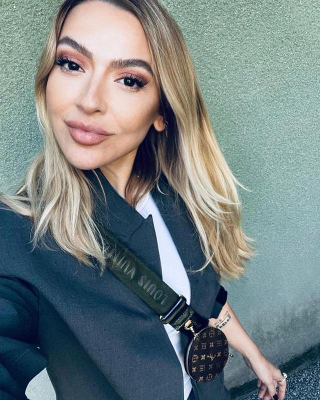 Zor günleri geride bırakan Hadise, göğüs dekolteli pozlarıyla kendine hayran bıraktı