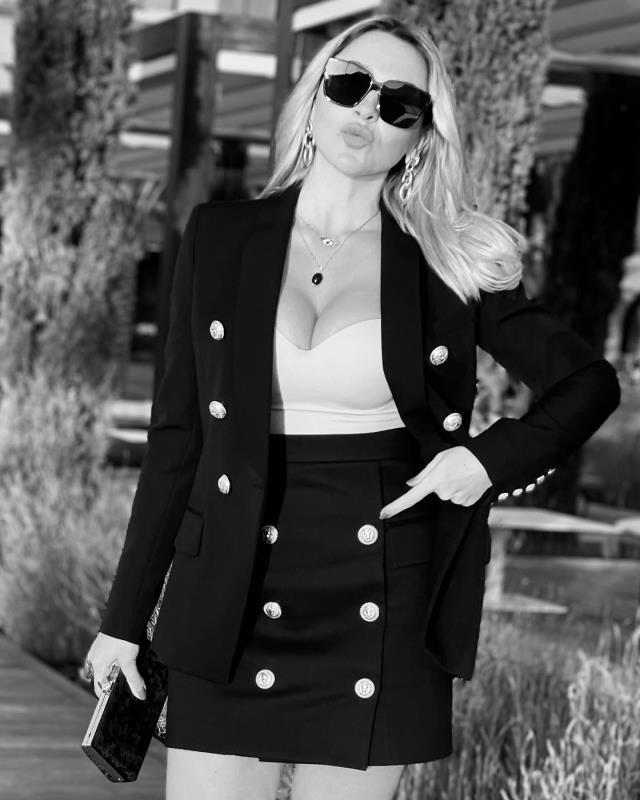 Zor günleri geride bırakan Hadise, göğüs dekolteli pozlarıyla kendine hayran bıraktı