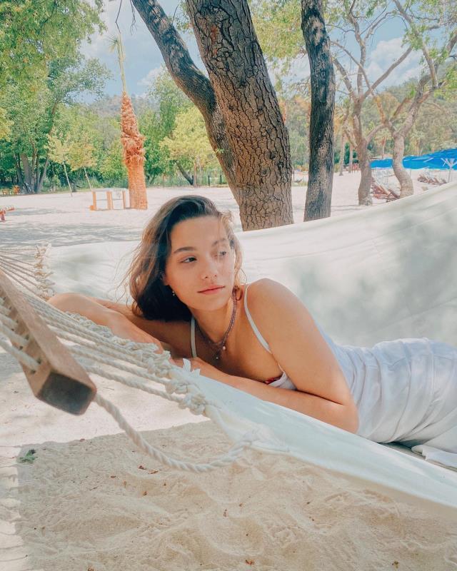 Duy Beni dizisinin başrolü Sümeyye Aydoğan, süper mini elbiseli pozunu paylaştı