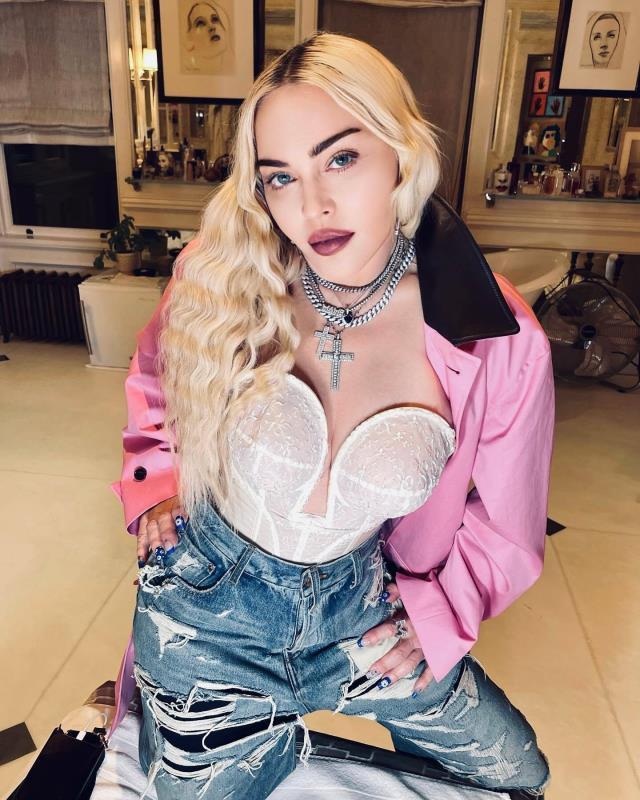64 yaşındaki şarkıcı Madonna, üstsüz pozunu 18 milyon kişiyle paylaştı