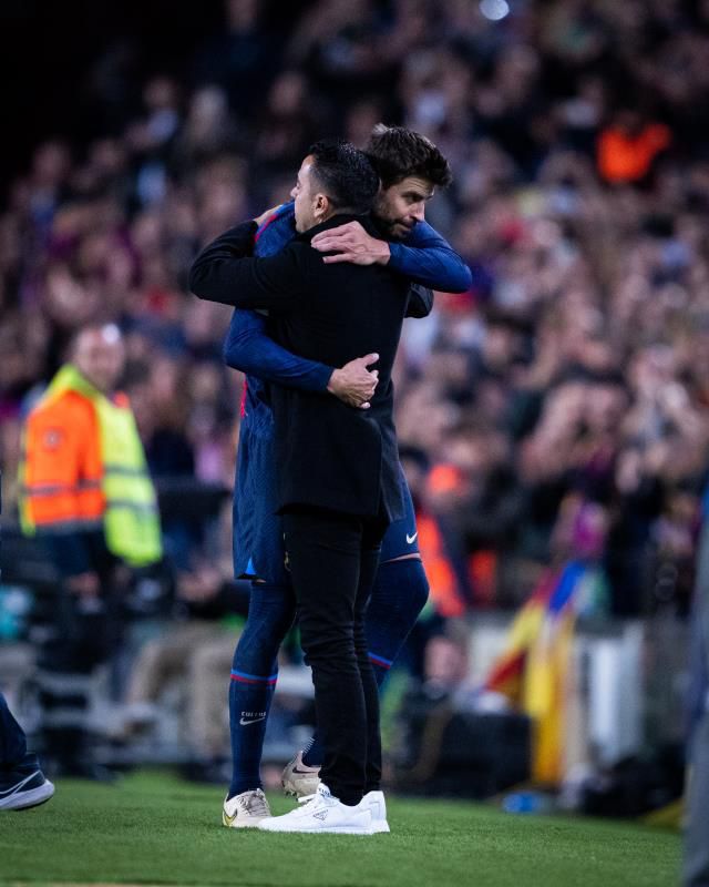 Barcelona efsanesi Pique gözyaşları içinde futbola veda etti! Konuşması herkesi derinden etkiledi