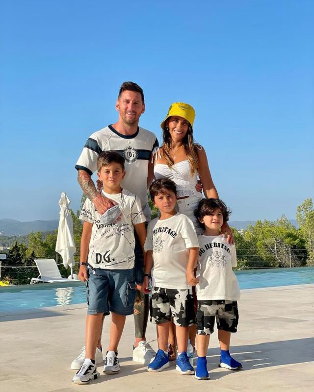 Messi'nin eşi Antonela Roccuzzo, derin göğüs dekolteli tulumuyla göz kamaştırdı