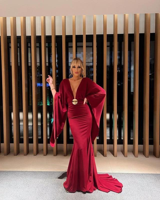 Petek Dinçöz etek boyuyla ilgili yorum yapan takipçine sinirlendi